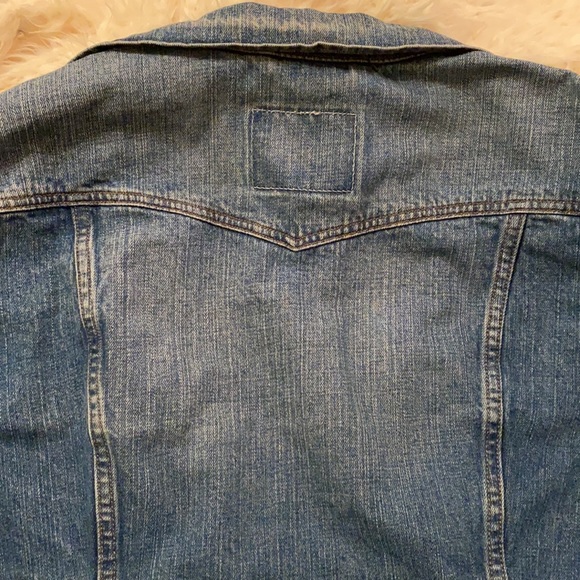 Levi’s Ladies Trucker Style Jean Jacket - Picture 12 of 12